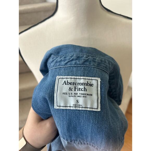 Abercrombie & Fitch Two Tone Denim Chambray Button Down - Picture 4 of 6
